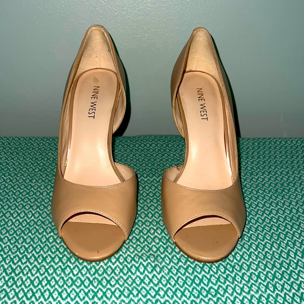 Excellent used barely worn Nine West 4in heels 100% leather.